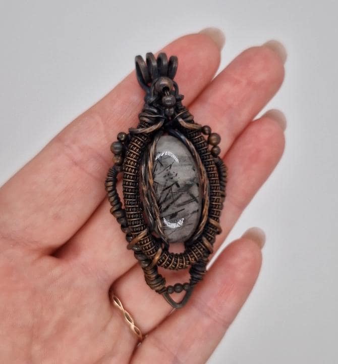 Handgemachter Anhänger Aus Kupferfarbenem Turmalinquarz von MoonsideInn