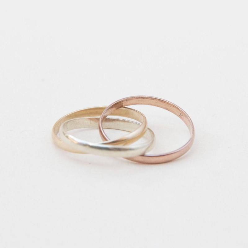 Trinity - Vintage 3-Tone Interlocking Ring in 8K Yellow, White & Rose Gold | Minimalist Style Symbolic Unisex Jewelry von Moonspiritcards