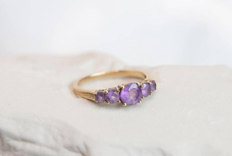 Vintage 8K Gold Amethyst Ring | Five-stone Purple Gem Intuition & Protection Size 59 Pre-Loved Spiritual Jewelry Vintage 8K Gold Amethyst Ring | Five-stone Purple Gem Intuition & Protection Size 59 Pre-Loved Spiritual Jewelry von Moonspiritcards