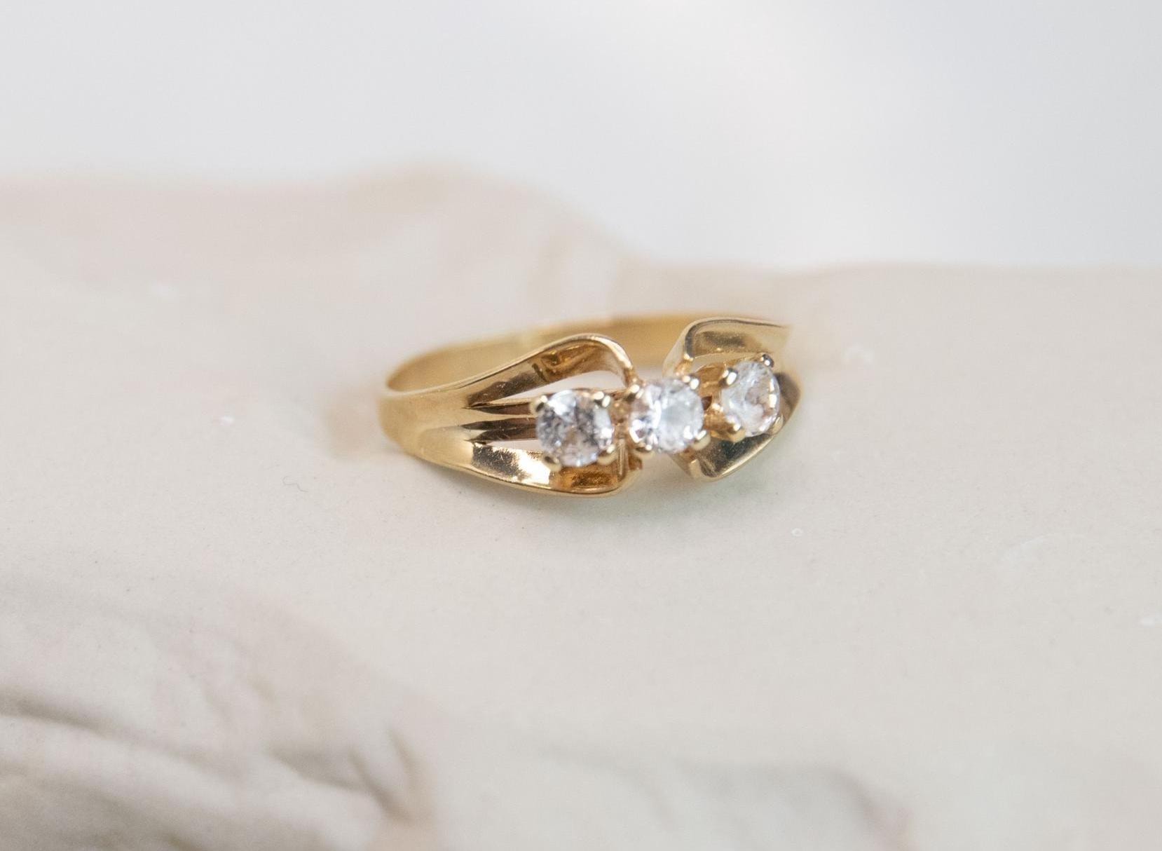 Vintage 8K Gold Ring With Three Sparkling Zirconia | Minimalist Fine Jewelry Timeless Pre-Loved Statement Size 55 von Moonspiritcards