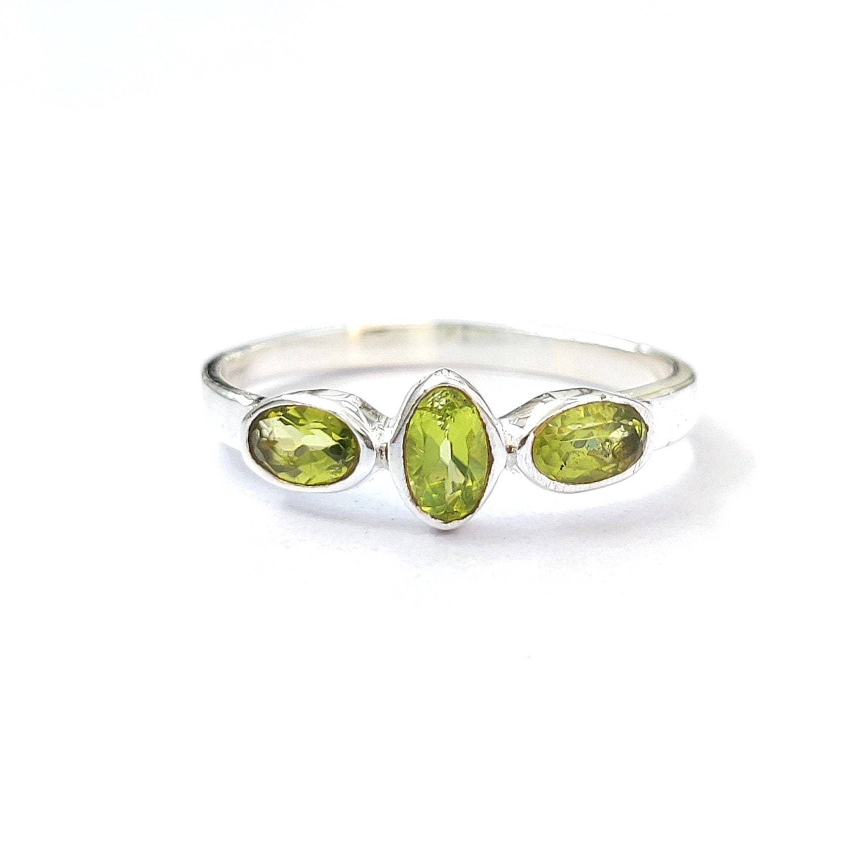 Peridot Silber Ring, 925 Sterling Beste Ring Für Geschenk, Reiner Frauen Handgemachter Drei Edelstein von Moonstoneringstore