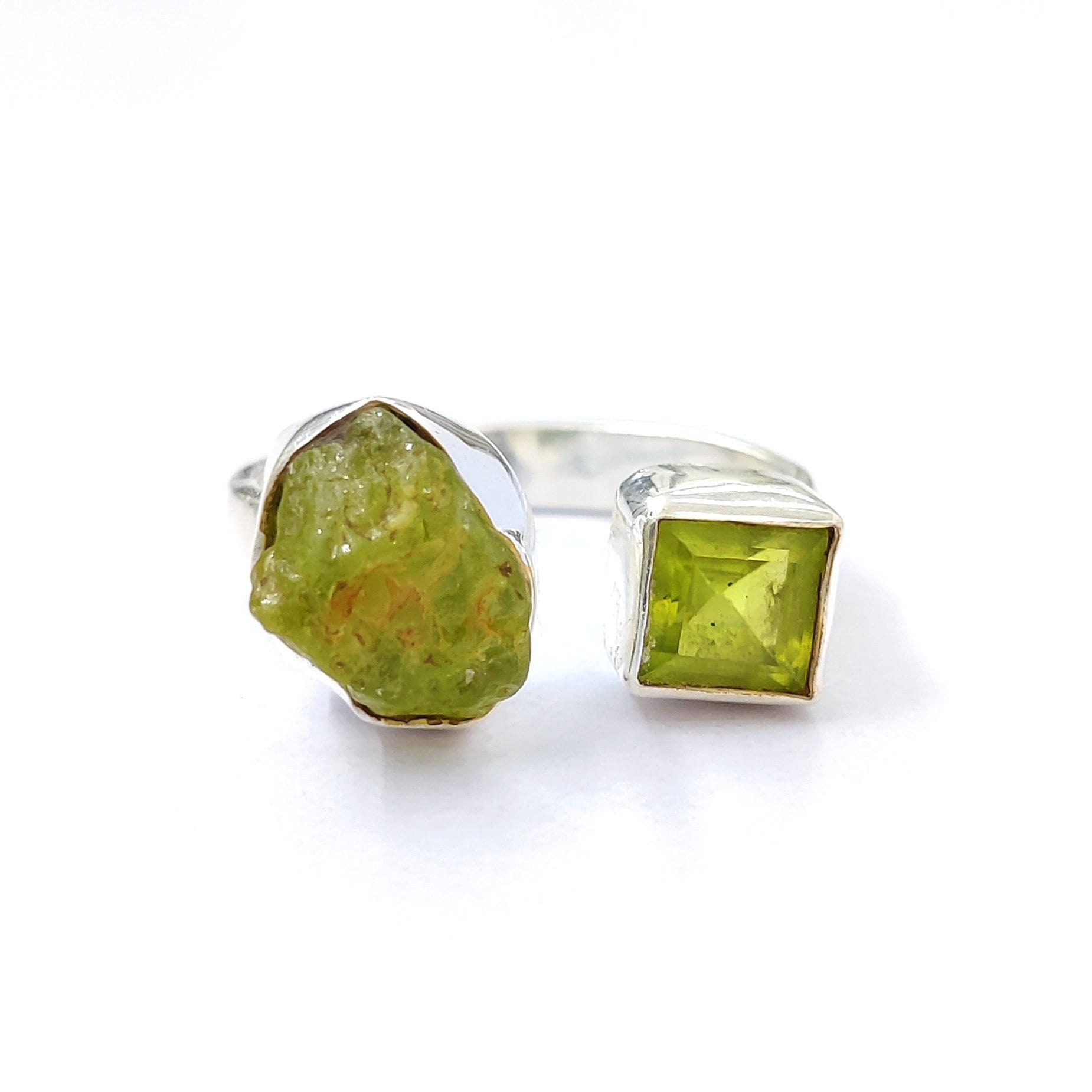 Peridot Silber Ring-925 Sterling Silber-Schutzstein-Unikat Ring-Neueste Design-Mitgefühl Ring-Grüner Stein-Mode Ring-Gestempelt Silber von Moonstoneringstore