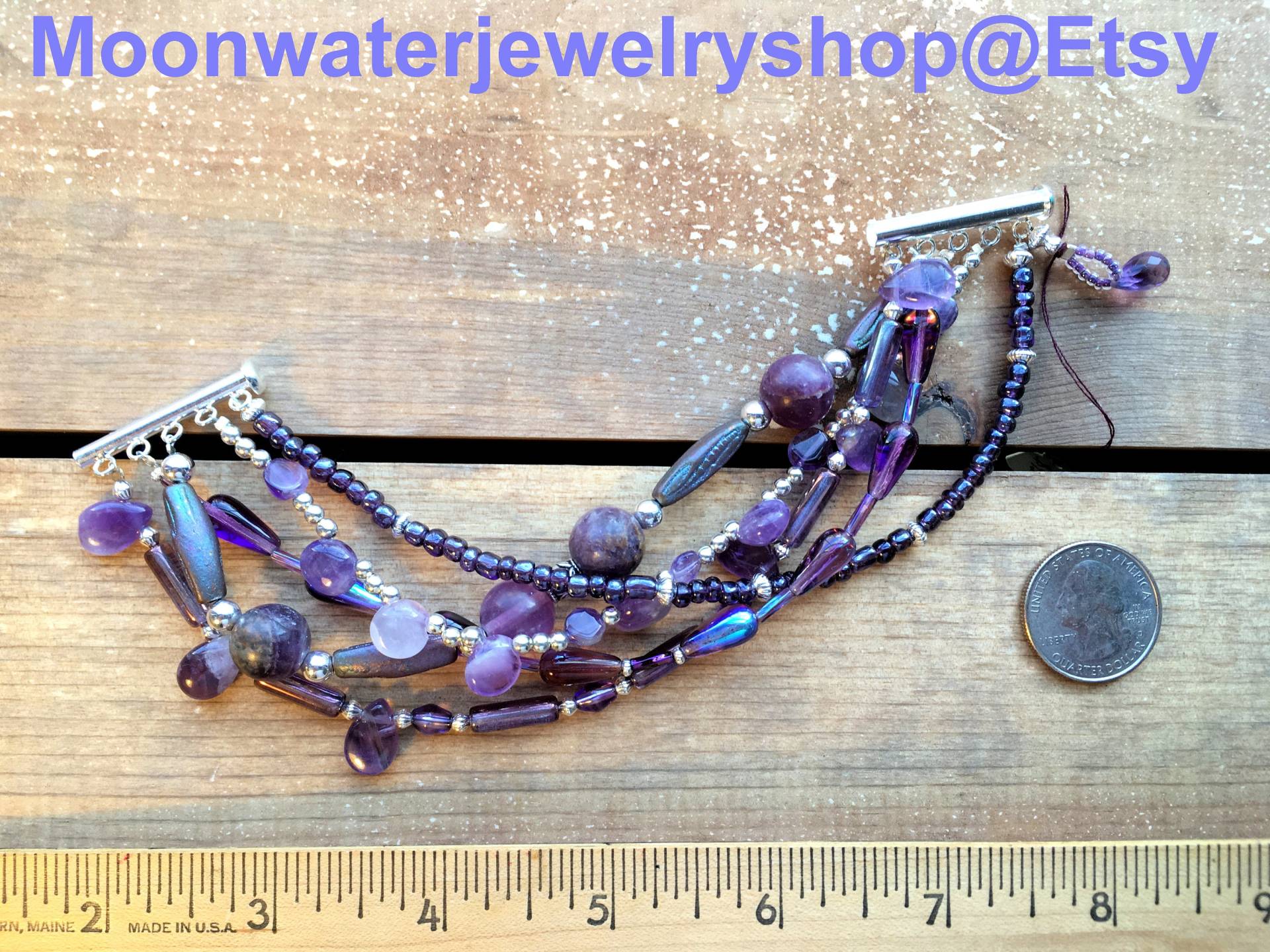 Amethyst Armband Mit Vielen Formen Und Größen, Die Eine Tolle Textur Erzeugen, Akzentuiert in Versilberten Silberperlen, Ein Verdrehtes von MoonwaterJewelryShop