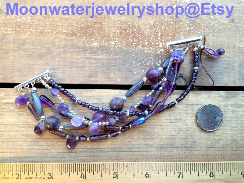 Amethyst Armband Mit Vielen Formen Und Größen, Die Eine Tolle Textur Erzeugen, Akzentuiert in Versilberten Silberperlen, Ein Verdrehtes von MoonwaterJewelryShop