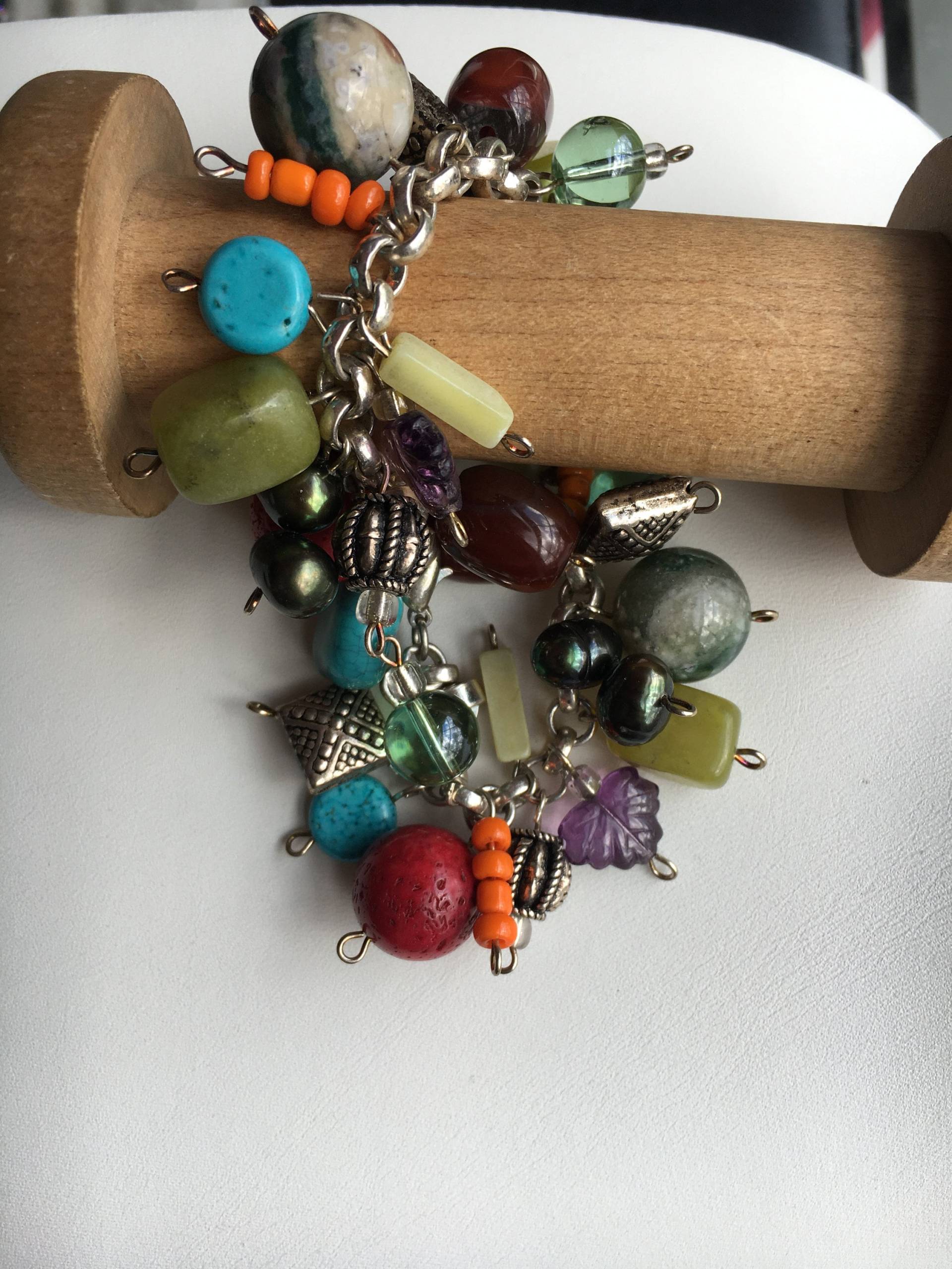 Blauer Howlith, Neue Jade, Jaspis, Rote Koralle, Roter Achat, Grüne Perlen Ein Schönes Lustiges Armband Voller Farben Und Texturen Mit Silbernen von MoonwaterJewelryShop