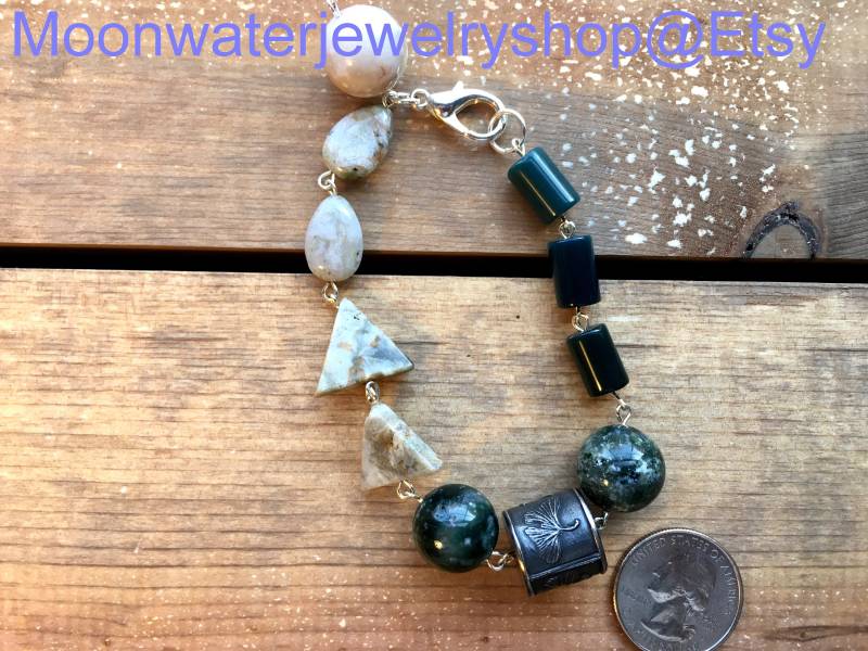 Jaspis, Achat, Natürlicher Ozean Jaspis Mit Einem Ginkgoblatt-Mittelspinner Machen Dieses Handgefertigte Armband Voller Textur Kontrastierenden von MoonwaterJewelryShop