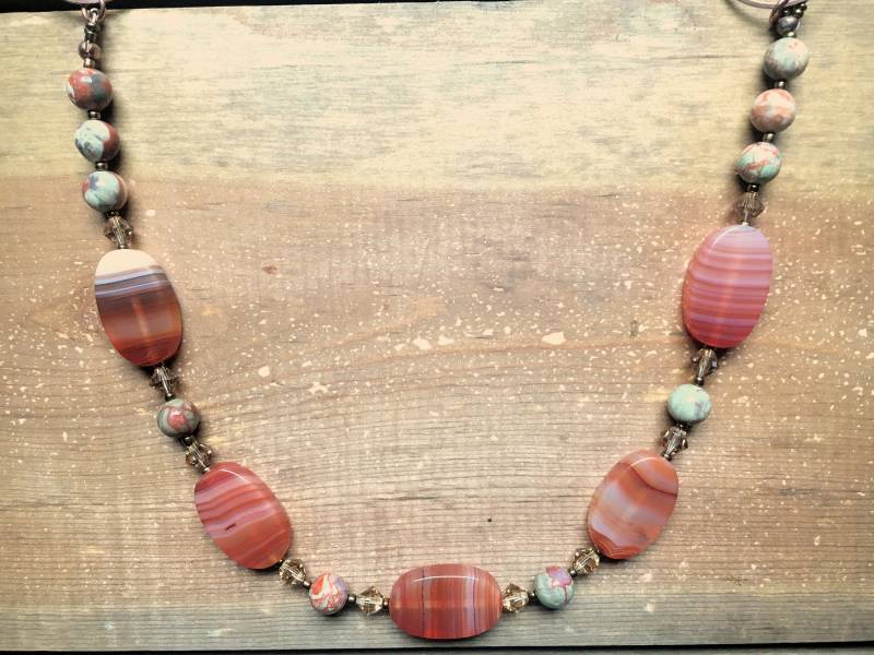 Karneol Achat Ovale Mit Red Creek Jaspis Und Swarovski Kristallen Beendeten Einem Vintage Kupfer Farbigen Hoop Kette Fallen Halskette von MoonwaterJewelryShop