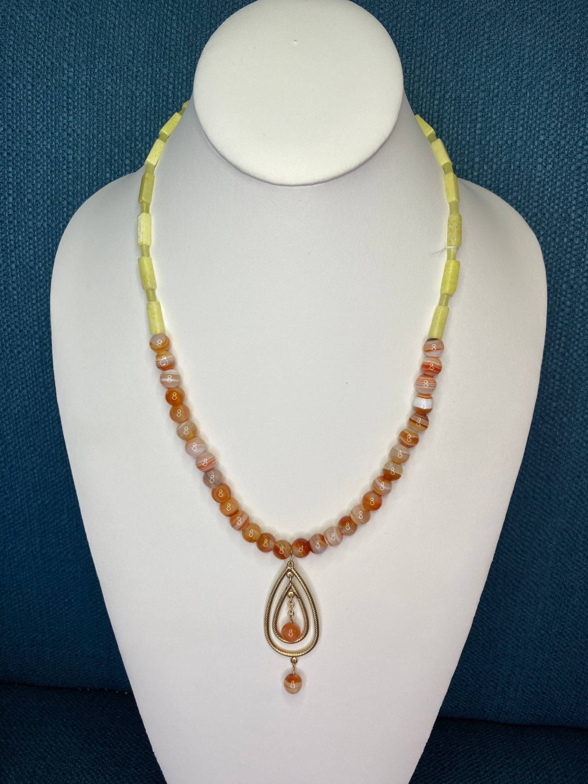 Natürlicher Roter Achat Und Neue Gelbe Jade Machen Diese Bunte Anhängerhalskette Mit Upcycled Goldreifen, Die Den Roten Achatschmuck Abrunden von MoonwaterJewelryShop