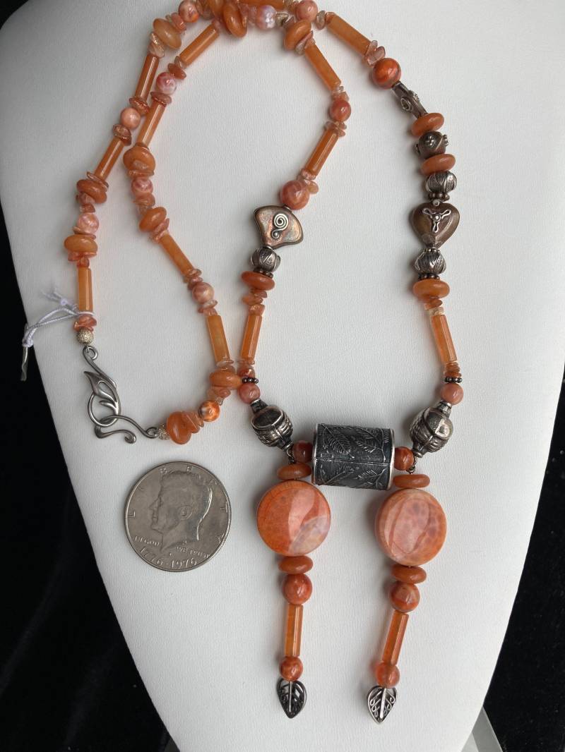 Schöne Handgearbeitete Herbstliche Halskette Aus Orangem Aventurin, Achat, Sonnenstein, Eicheln 925 Sterlingsilber, Kupferperlen Und von MoonwaterJewelryShop