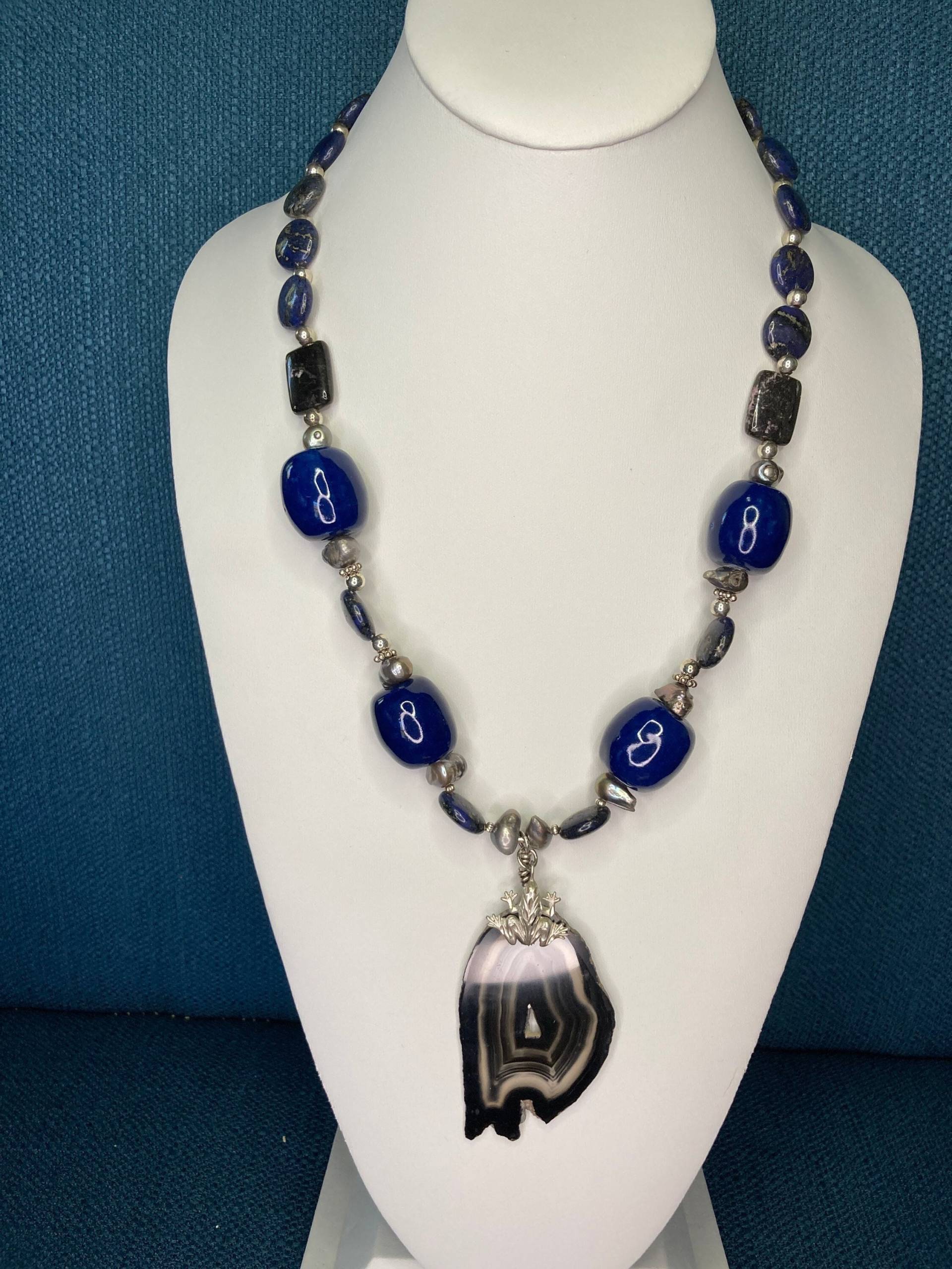 Schwarzer Achat Anhänger, Silberner Frosch, Blauer Kupfer Jaspis, Blaue Große Keramikperlen, Perlen Und Silberne Runden Diese Handgefertigte von MoonwaterJewelryShop