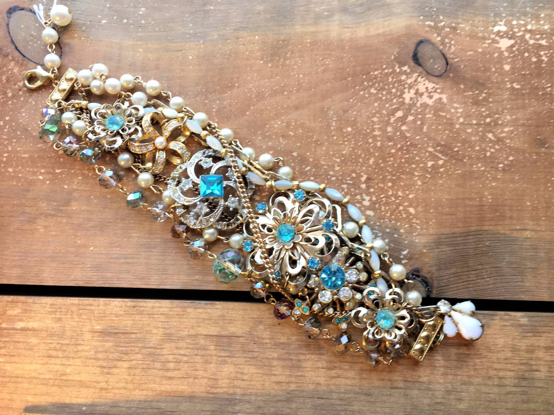 Strass Gefroren Über Hell Und Fett in Formen Texturen, & Verfügt Eine Mischung Aus Kühlen Blues, Macht Strasssteine Diese Perle Brosche Armband von MoonwaterJewelryShop