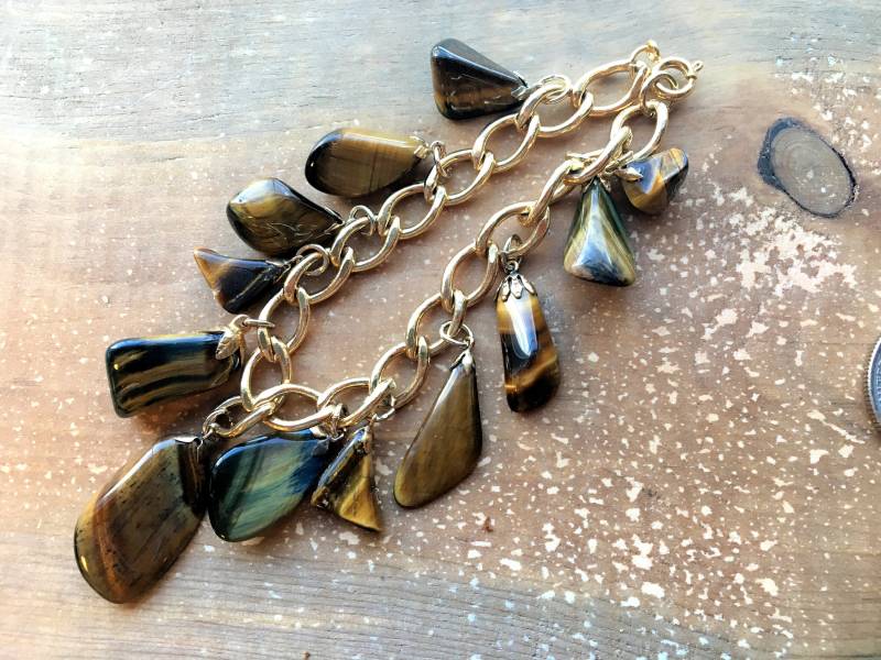 Tigerauge Geschliffenes Edelstein Bettelarmband Mit 12 Steinen Macht Diese Handgemachte Schönheit Aus von MoonwaterJewelryShop