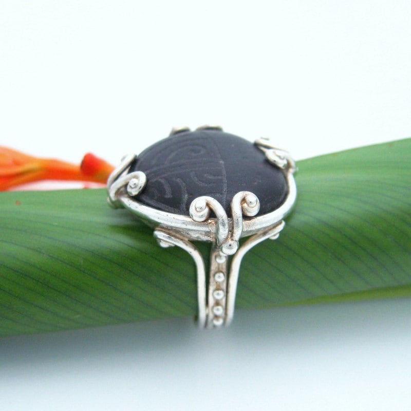 Geschnitzte Stein Tattoo Design Silber Ring "Ono" Geschnitzte Stein Tattoo Design Silber Ring "Ono" von MooreaDesign