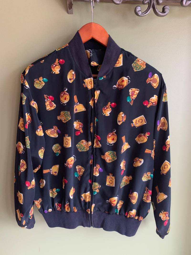 Vintage 80-90Er Seiden Bomberjacke Gr. S/Schwarze Seide Parfüm Flaschen Muster Helle Mit Reißverschluss von MoorkashoP