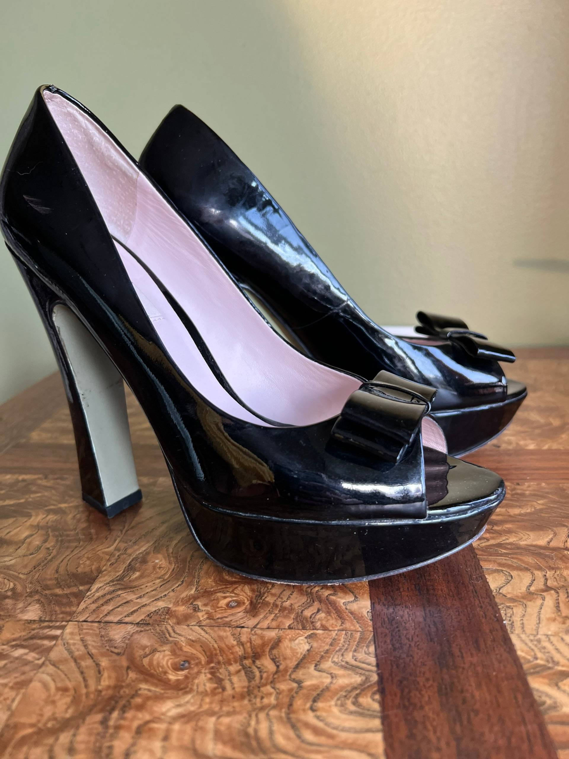 Vintage Koko & Palenki Schwarze Lack Plateau Schuhe Gr. 7, 5 High Heels Peeptoes Pumps Schleife Vintage Koko & Palenki Schwarze Lack Plateau Schuhe Gr. 7, 5 High Heels Peeptoes Pumps Schleife von MoorkashoP