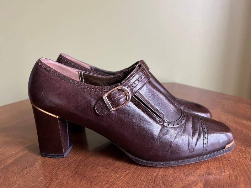 Vintage Saks Fifth Avenue Fenton Last Damenschuhe Mit Goldfarbenem Metallbesatz, Größe 7, 5 von MoorkashoP