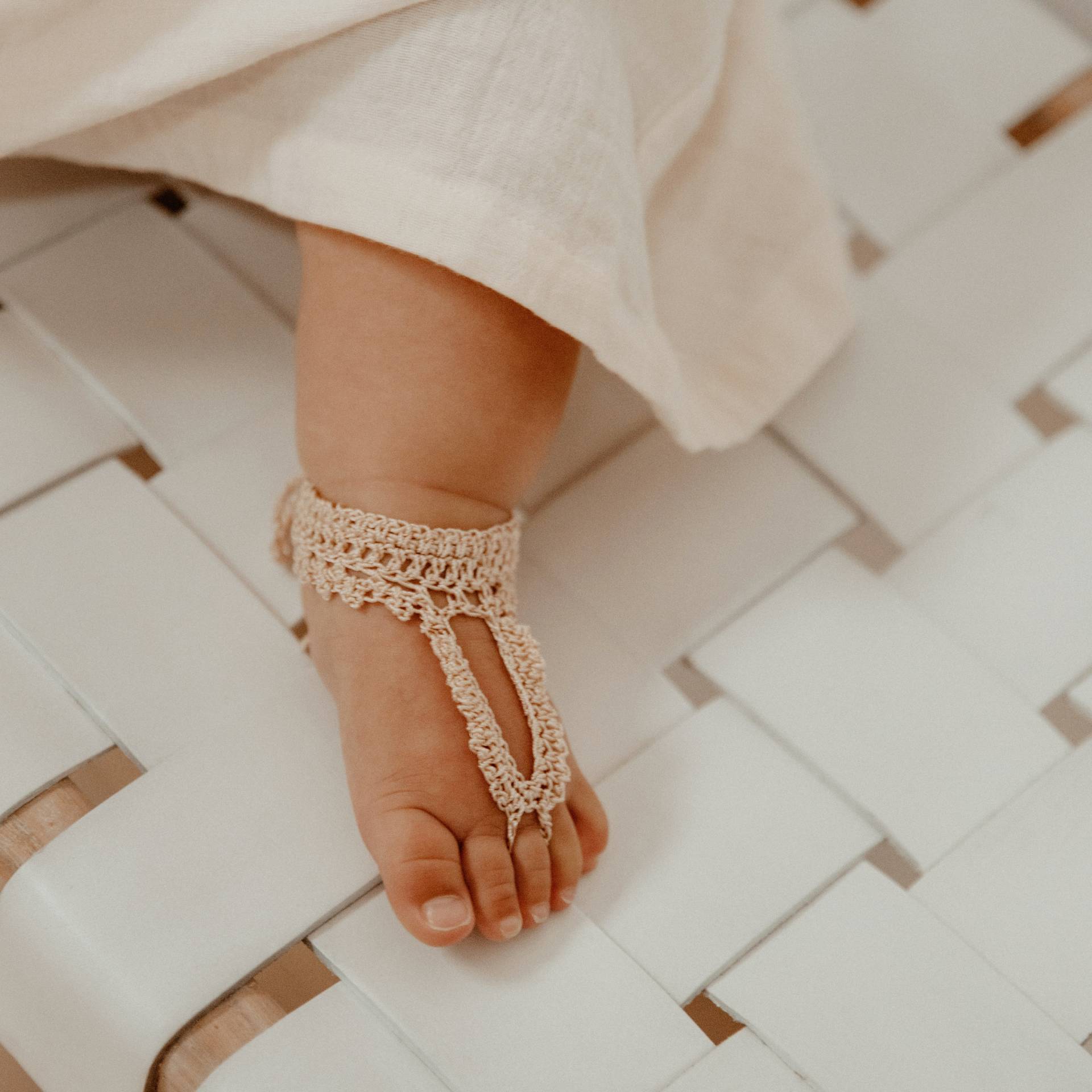 Seidenwolle Baby Barfuß Sandalen Fußlose Blumenmädchen Seidengarn Häkeln Schuhe Sommer Kleinkind Meilenstein 6-18 Monate Seidenwolle Baby Barfuß Sandalen Fußlose Blumenmädchen Seidengarn Häkeln Schuhe Sommer Kleinkind Meilenstein 6-18 Monate von MooseandWren