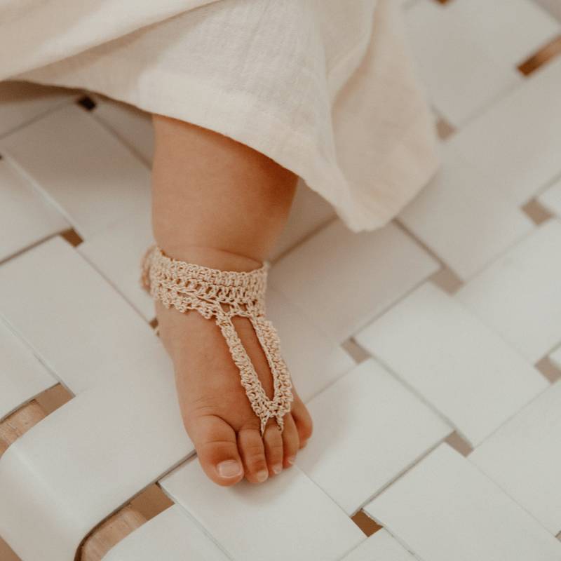 Seidenwolle Baby Barfuß Sandalen Fußlose Blumenmädchen Seidengarn Häkeln Schuhe Sommer Kleinkind Meilenstein 6-18 Monate von MooseandWren