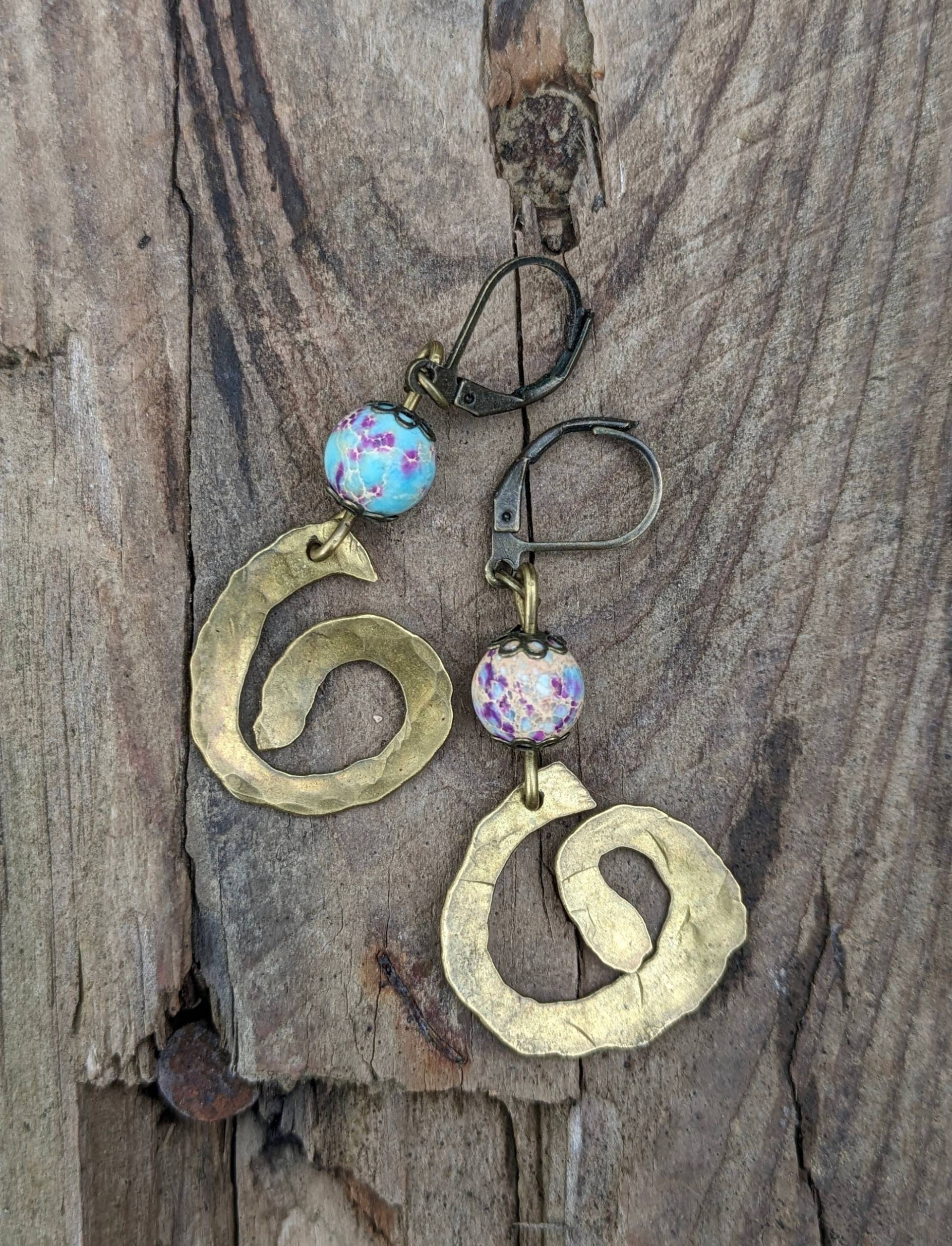 Handgefertigte Ohrringe Mit Einer Perle Aus Jaspis Und Einem Spiralförmigen Ornament Gehämmertem Messing - Hippie-Schmuck von Moosperle