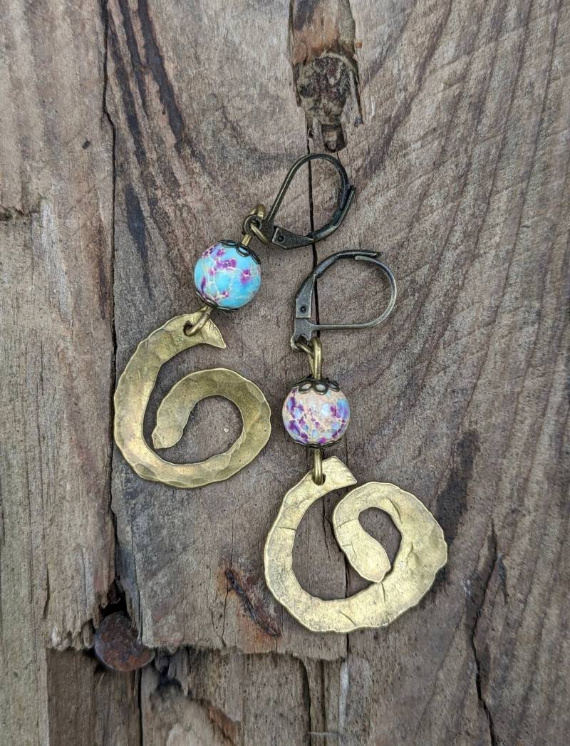 Handgefertigte Ohrringe Mit Einer Perle Aus Jaspis Und Einem Spiralförmigen Ornament Gehämmertem Messing - Hippie-Schmuck von Moosperle