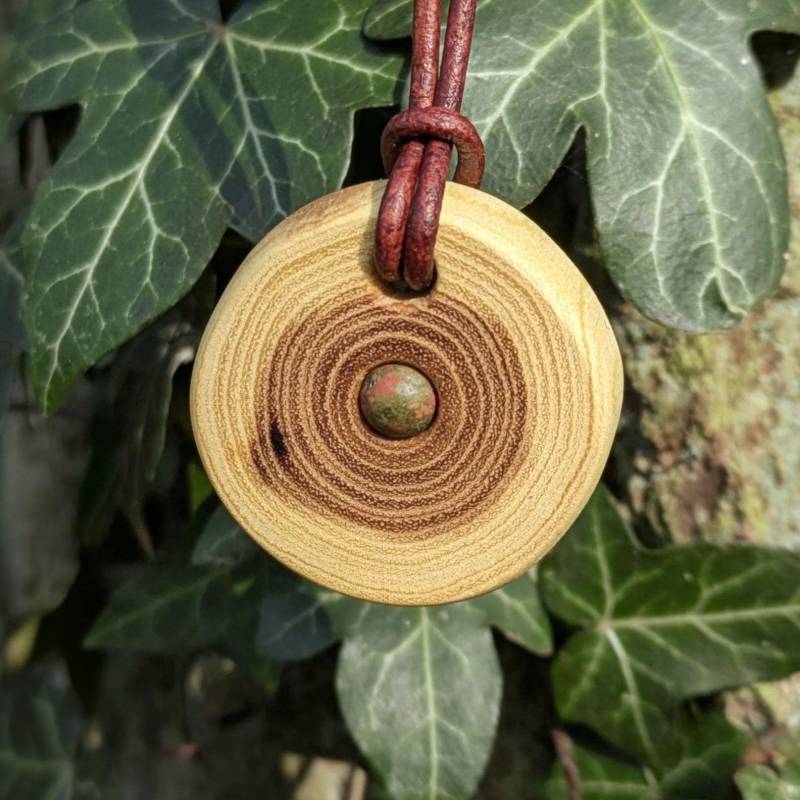 Handgefertigter Kettenanhänger Aus Akazienholz Mit Eingefasster Unakit-Perle - Amulett Geschliffener Baumscheibe von Moosperle