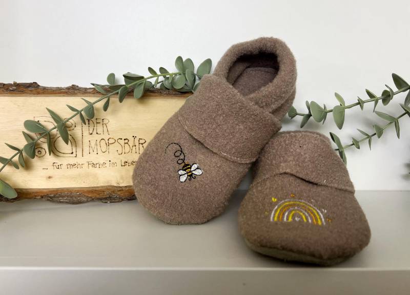 Walkpuschen Mit Ledersohle in Beige - Größe Wählbar Echtledersohle Stickapplikation Auf Wunsch Krabbelpuschen Kleinkind Hausschuhe von Mopsbaershop
