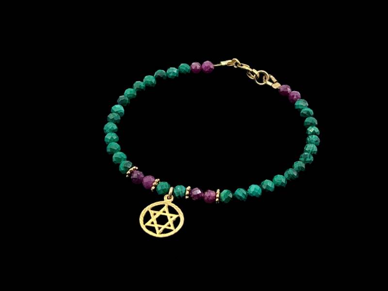 Natürliches Malachit-Armband Mit Rubinsteinen Und Magen David Charm Anhänger -Gold Filled von MorMalas