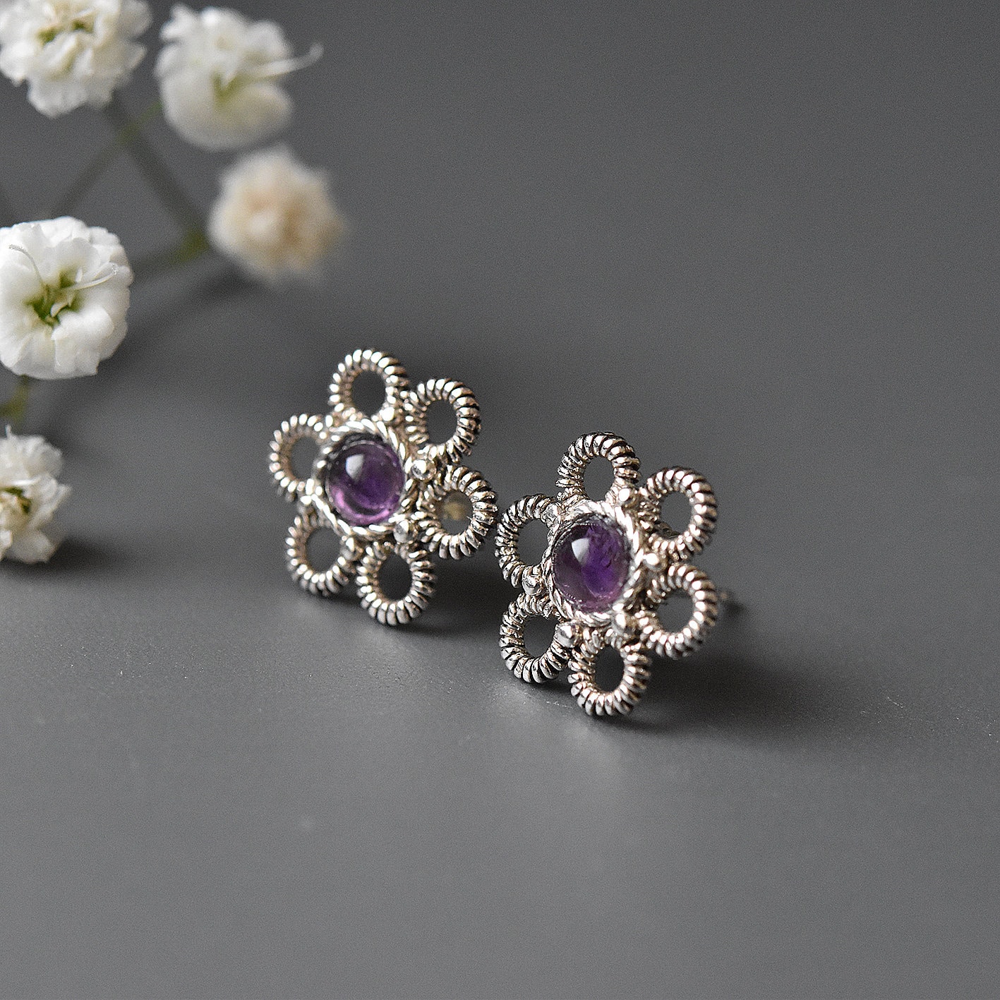 Kleine Blumen Ohrstecker, Silber Amethyst Ohrringe, Drücken Sie Zurück Lila Ohrringe von MorSilverJewelry