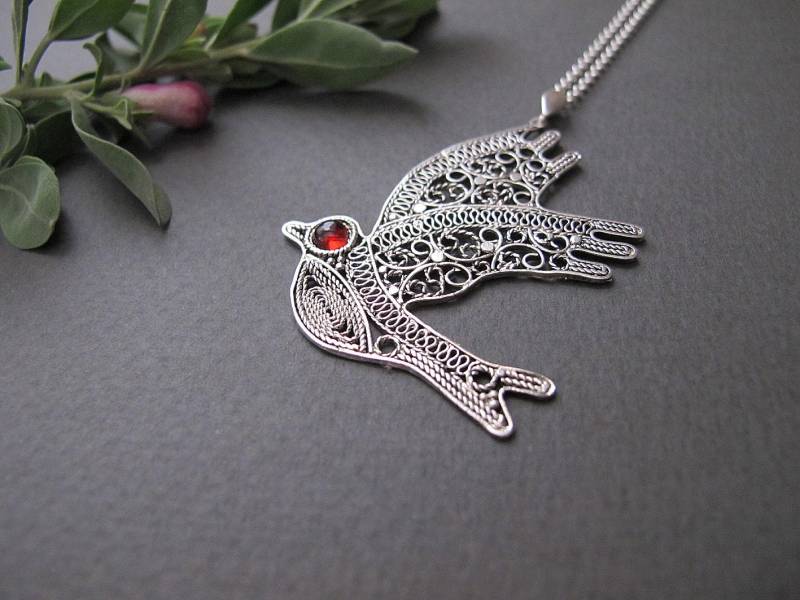 Silberne Vogel Kette, Filigraner Granat Anhänger von MorSilverJewelry