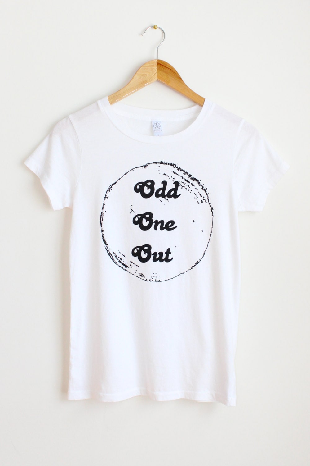 Odd One Out Vintage Inspiriertes Grafik T-Shirt Odd One Out Vintage Inspiriertes Grafik T-Shirt von MoralMinority