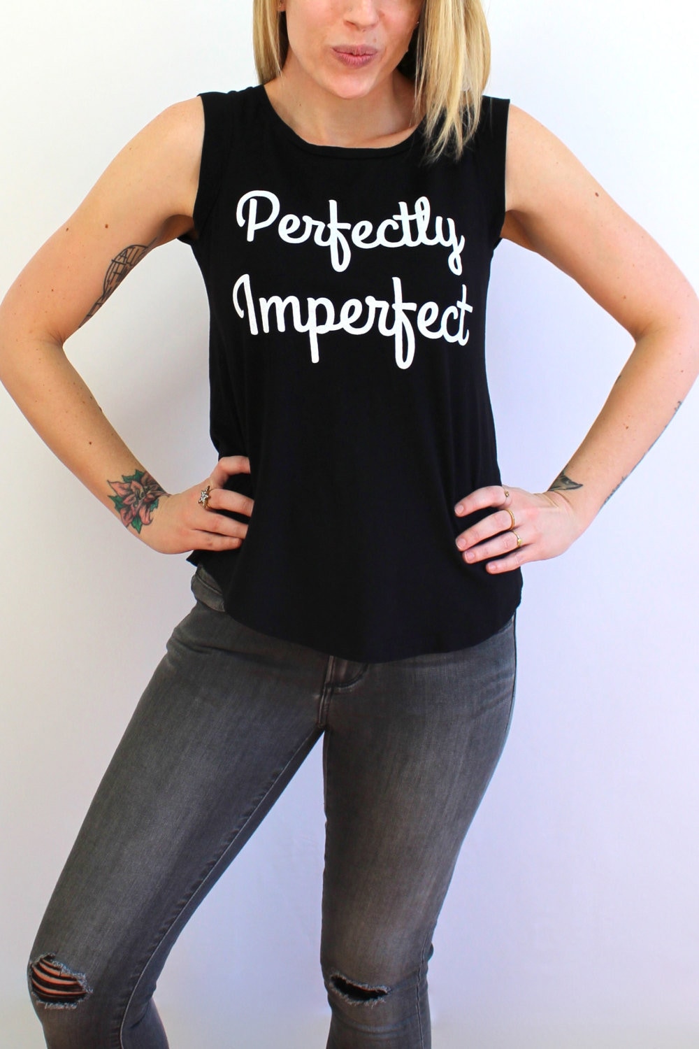 Perfekt Unvollkommener Body Positive Grafik T-Shirt Perfekt Unvollkommener Body Positive Grafik T-Shirt von MoralMinority