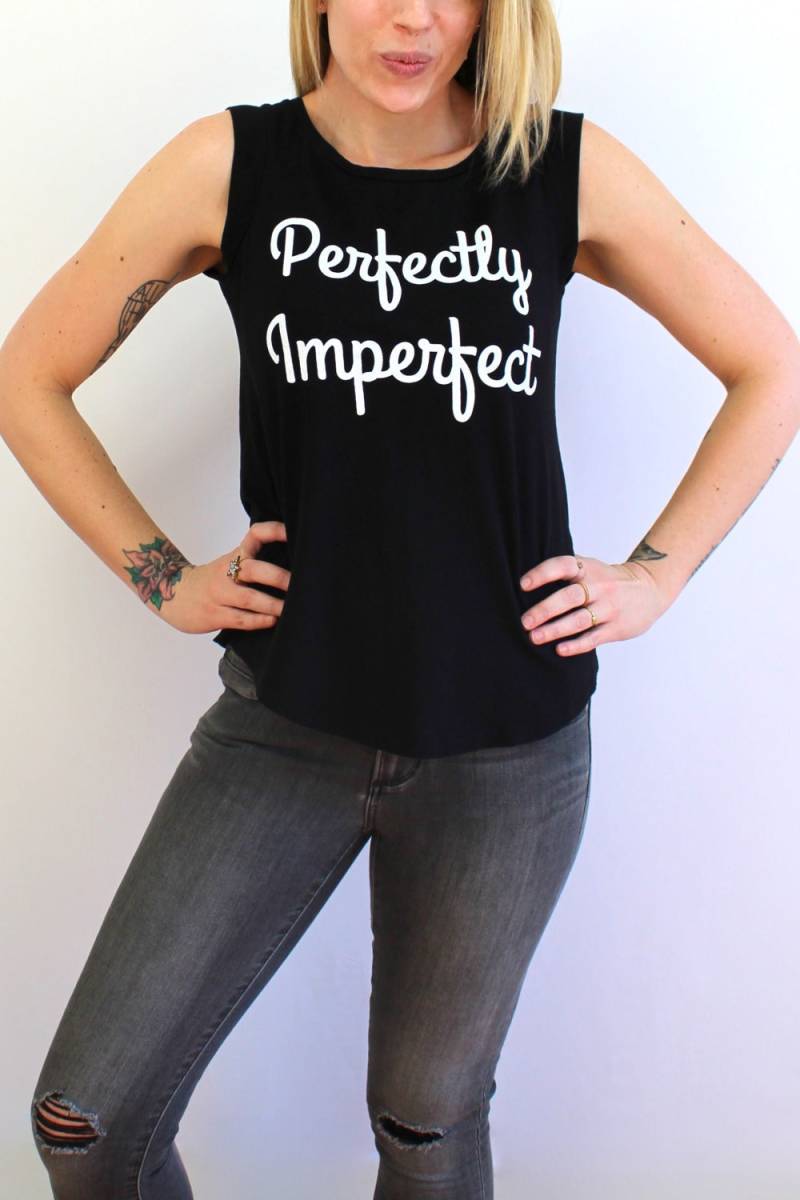Perfekt Unvollkommener Body Positive Grafik T-Shirt Perfekt Unvollkommener Body Positive Grafik T-Shirt von MoralMinority
