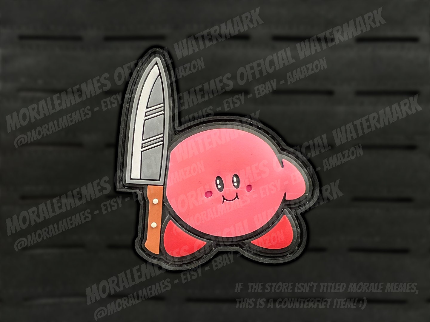 Pinkes Plüschtier Mit Messer Meme Lustiger Pvc Moral Aufnäher von MoraleMemes