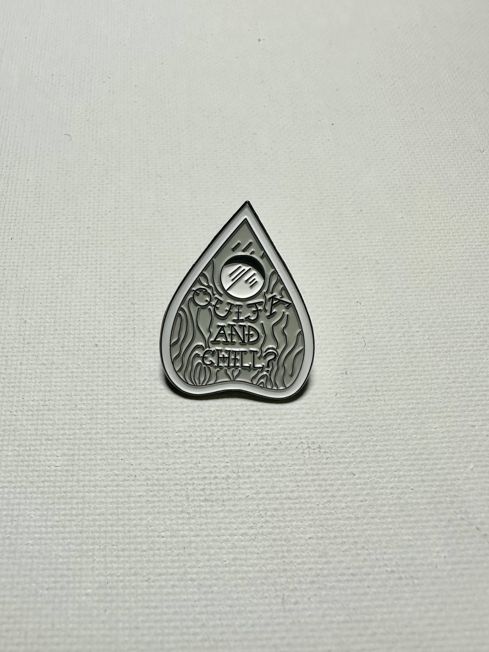 Ouija Emaille Pin/Planchette Pin/Ouija Brett/Spiritboard/Gothic Schmuck/Wiccan Pin/Emaille Pin Ouija Emaille Pin/Planchette Pin/Ouija Brett/Spiritboard/Gothic Schmuck/Wiccan Pin/Emaille Pin von MorbidlyMade