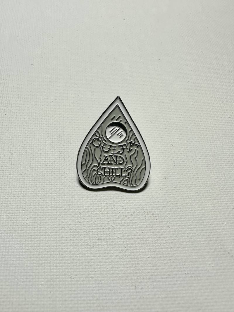 Ouija Emaille Pin/Planchette Pin/Ouija Brett/Spiritboard/Gothic Schmuck/Wiccan Pin/Emaille Pin Ouija Emaille Pin/Planchette Pin/Ouija Brett/Spiritboard/Gothic Schmuck/Wiccan Pin/Emaille Pin von MorbidlyMade