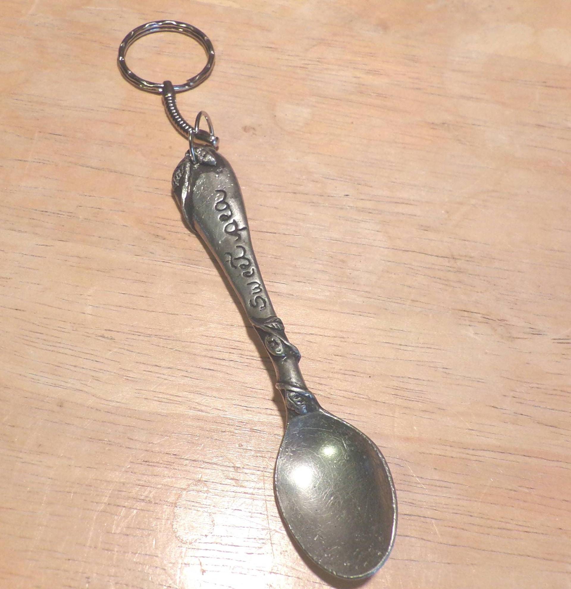 Sweet Pea Zinn Schlüsselanhänger, Baby Löffel Upcycled Ooak Schlüsselring von Morethebuckles