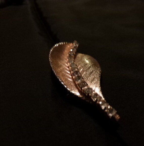 Vintage Gold Ton Blatt Brosche, Und Strass Geschenk Für Sie, Schal-Pin von Morethebuckles