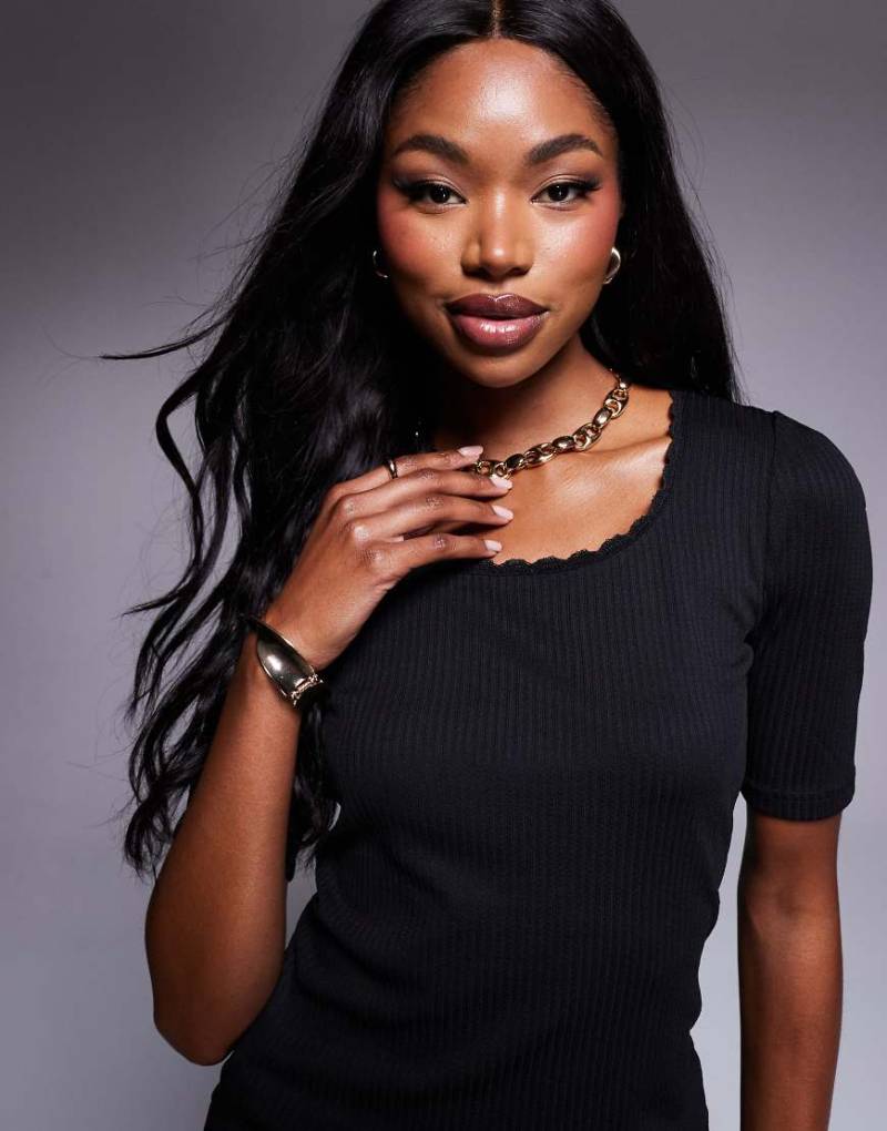 Morgan - Gerafftes, kurzärmliges Oberteil in Schwarz mit feiner Rippenstruktur von Morgan