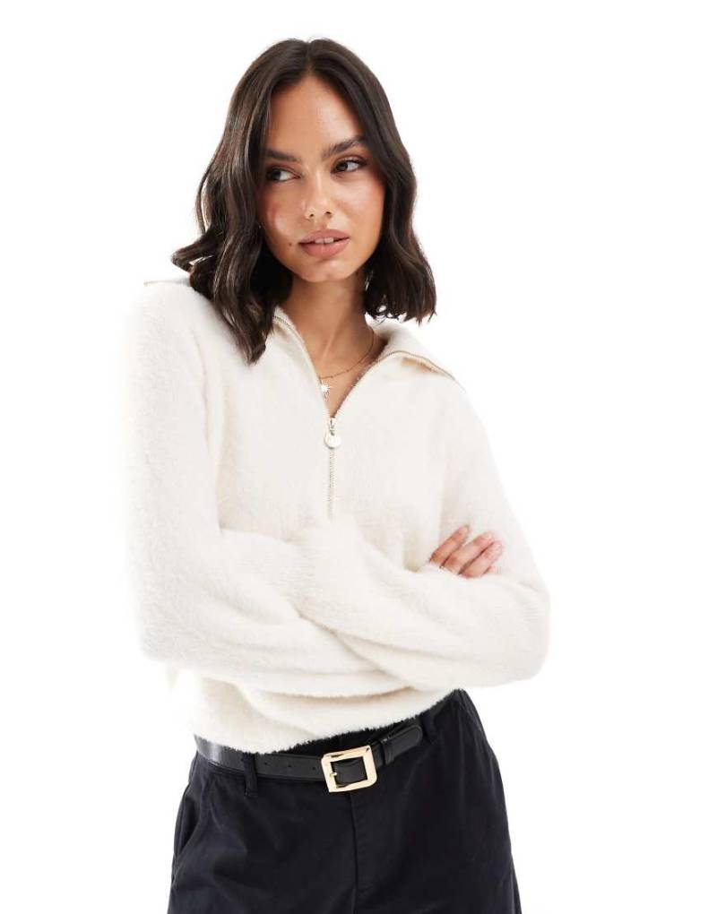 Morgan - Strickpullover in Creme mit kurzem Reißverschluss und Kragendetail-Weiß von Morgan