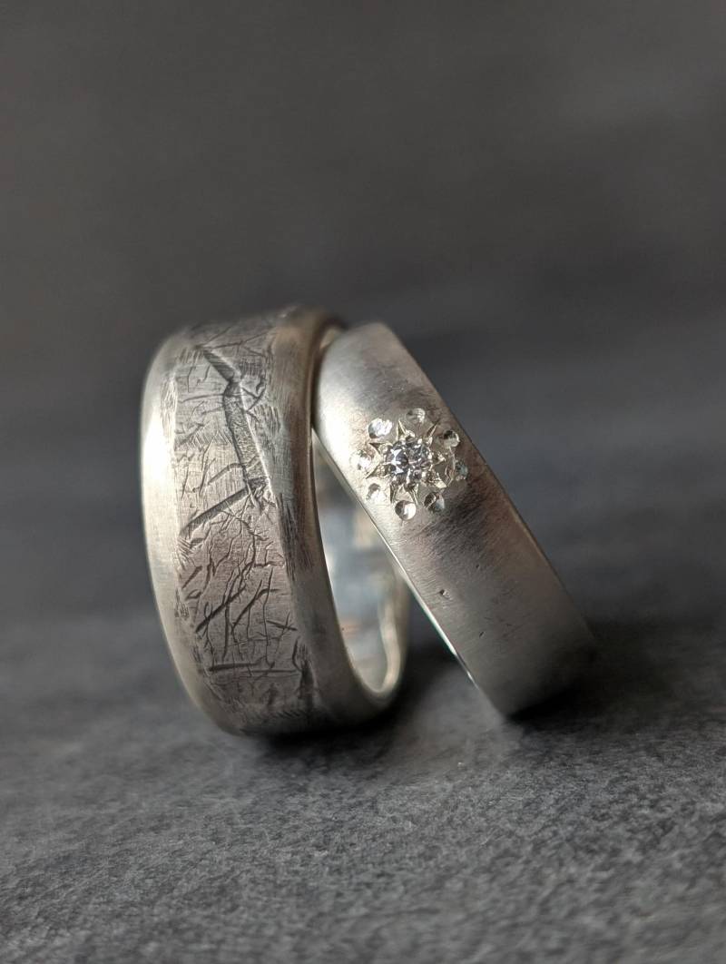 Edle Verlobungsringe/Eheringe Aus Silber 925 Mit Ausgefallener Matter Textur Und Funkelndem Zirkonia - Hochzeits-Ring Set von MorgentauSilber