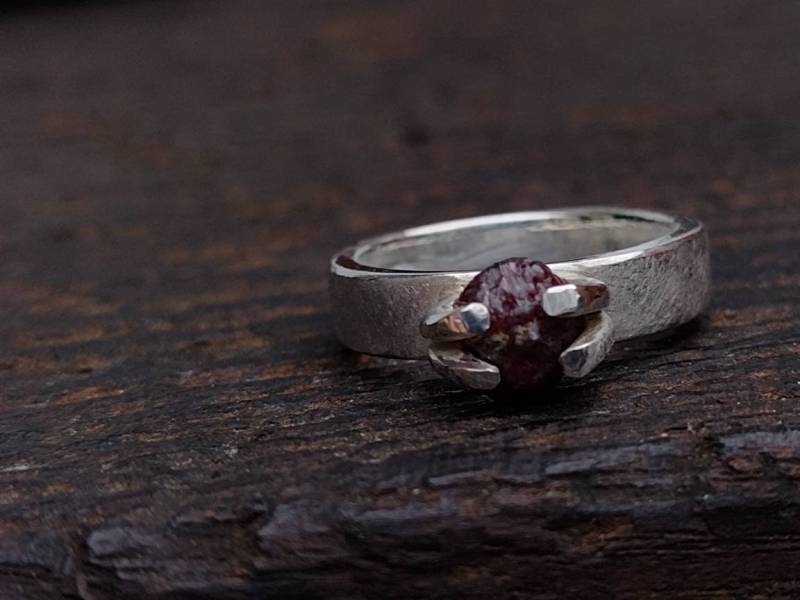 Silberring Mit Ungeschliffenem Rohem Granat von MorgentauSilber