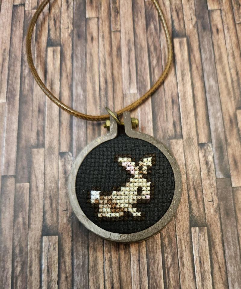 Handmade " Stickrahmen" Kette/Fantasy /Deko /Pixelart Stardew Valley Nerd /Gamer/Kawaii von MorgiFreeze