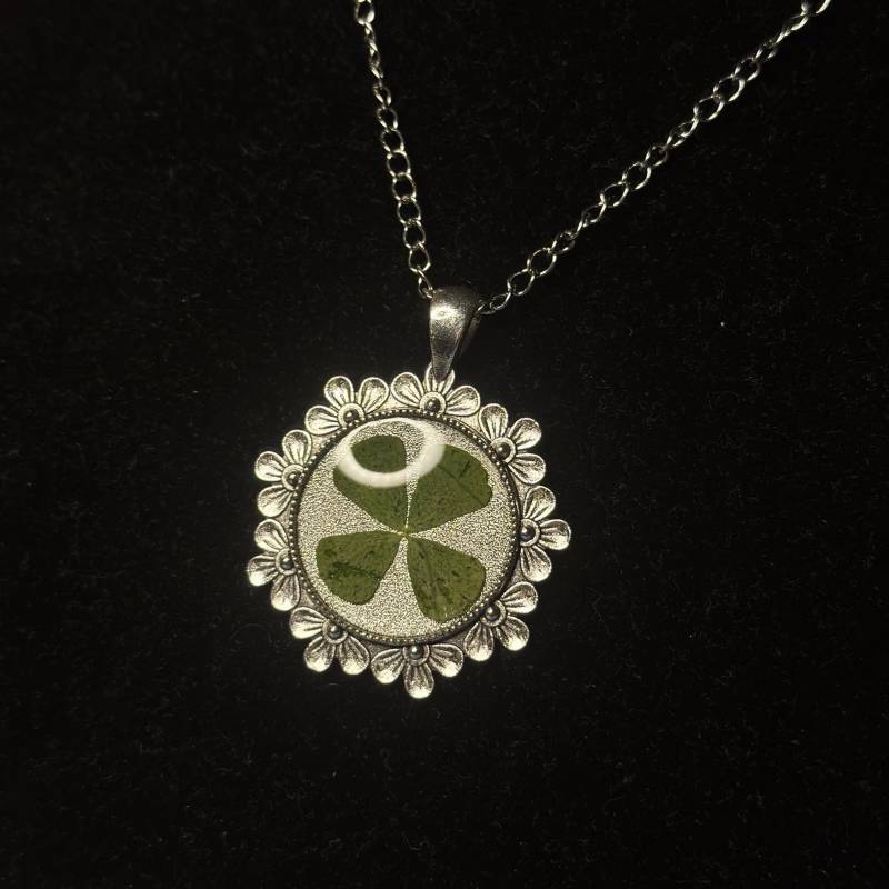 Vierblättriges Kleeblatt Anhänger/Kette | Glücksbringer Vierblättriges Kleeblatt Anhänger/Kette | Glücksbringer von MorisfairyforestShop