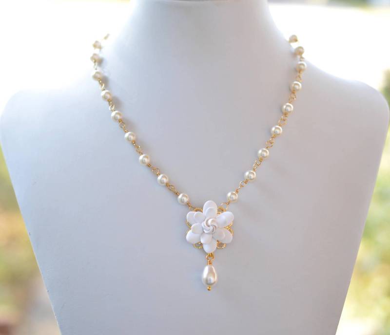 Weiße Gardenia Und Volle Swarovski Perlen Zentrierte Halsketten. Brautblumen Halskette. Statement Kette. Brautschmuck von MorningHeirloom