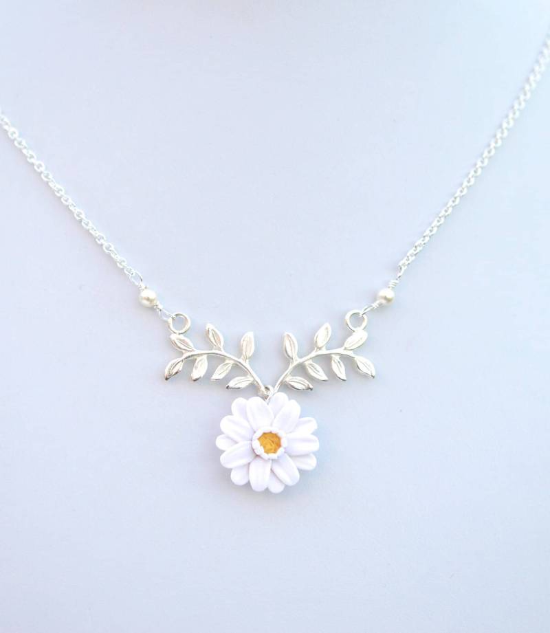 Weiße Gerbera Gänseblümchen Und Ast Halskette. Blattzweig Tropfen Zweig Gänseblümchen. Blume Halskette.athena von MorningHeirloom
