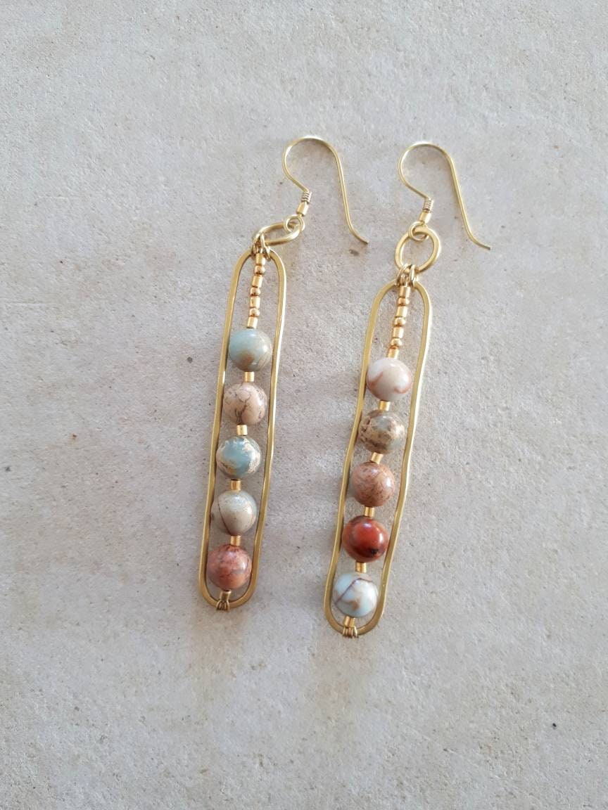 Messing "Erbsenschoten" Natürliche Serpentin Ohrringe von MorningRainJewellery
