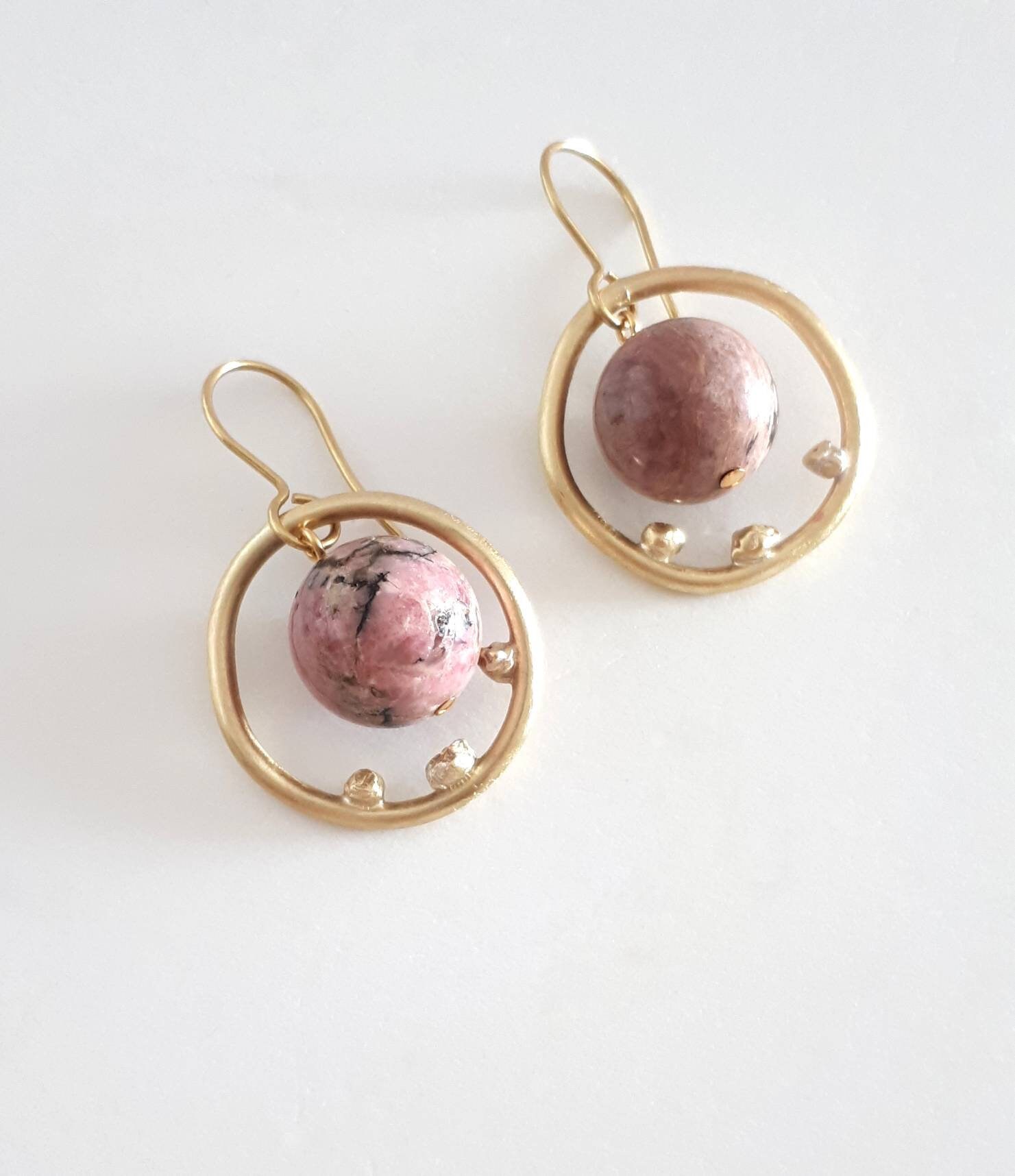 Ringe Und Ohrringe Aus Drei Tiny Nuggets Mit Rhodonit von MorningRainJewellery