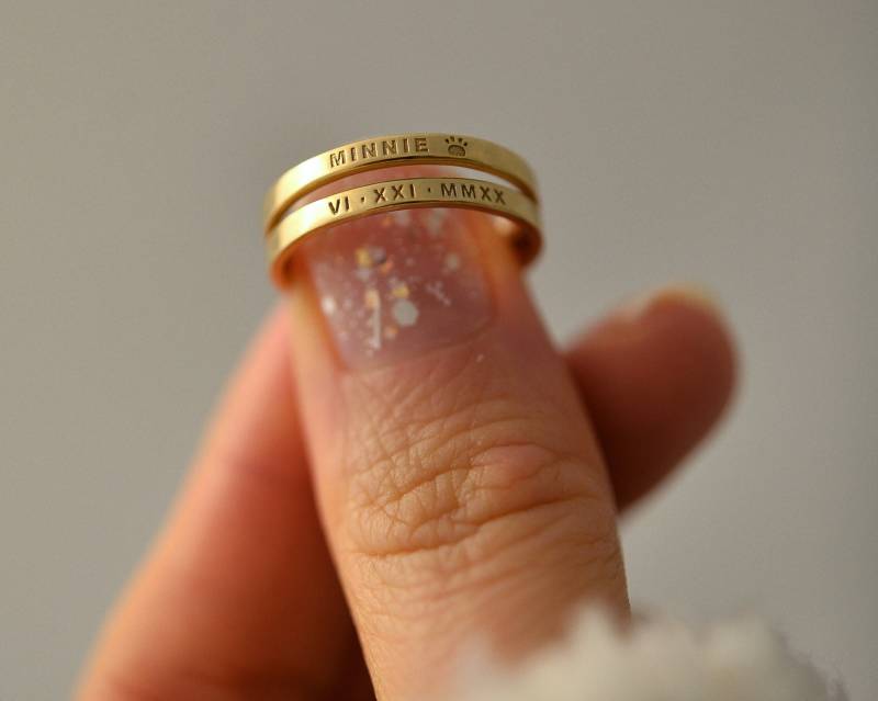 Personalisierter Sterling Silber Namensring Benutzerdefinierte Stapelringe Dünner Ring Mit Gravur Zarter Bandring Perfektes Geschenk Zum Valentinstag von MoruStudio
