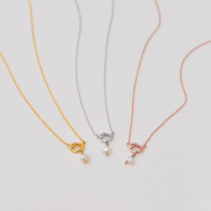 Zierliche Perlen Liebesknoten-Halskette Mit Initial-Tag Personalisierter Kleiner Herz-Knoten Brautjungfer Halskette Geschenk Für Sie Hochzeit Binden von MoruStudio