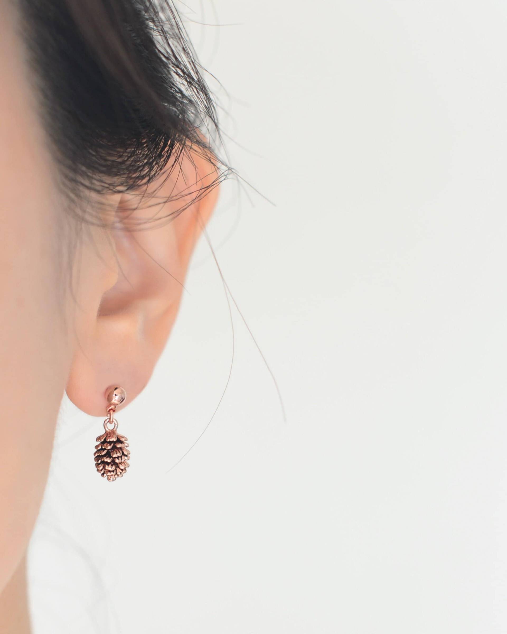 Zierliche Pinecone Ohrstecker, Pine Cone Personalisierte Natur Schmuck, Pinecone Mini 212 von MoruStudio